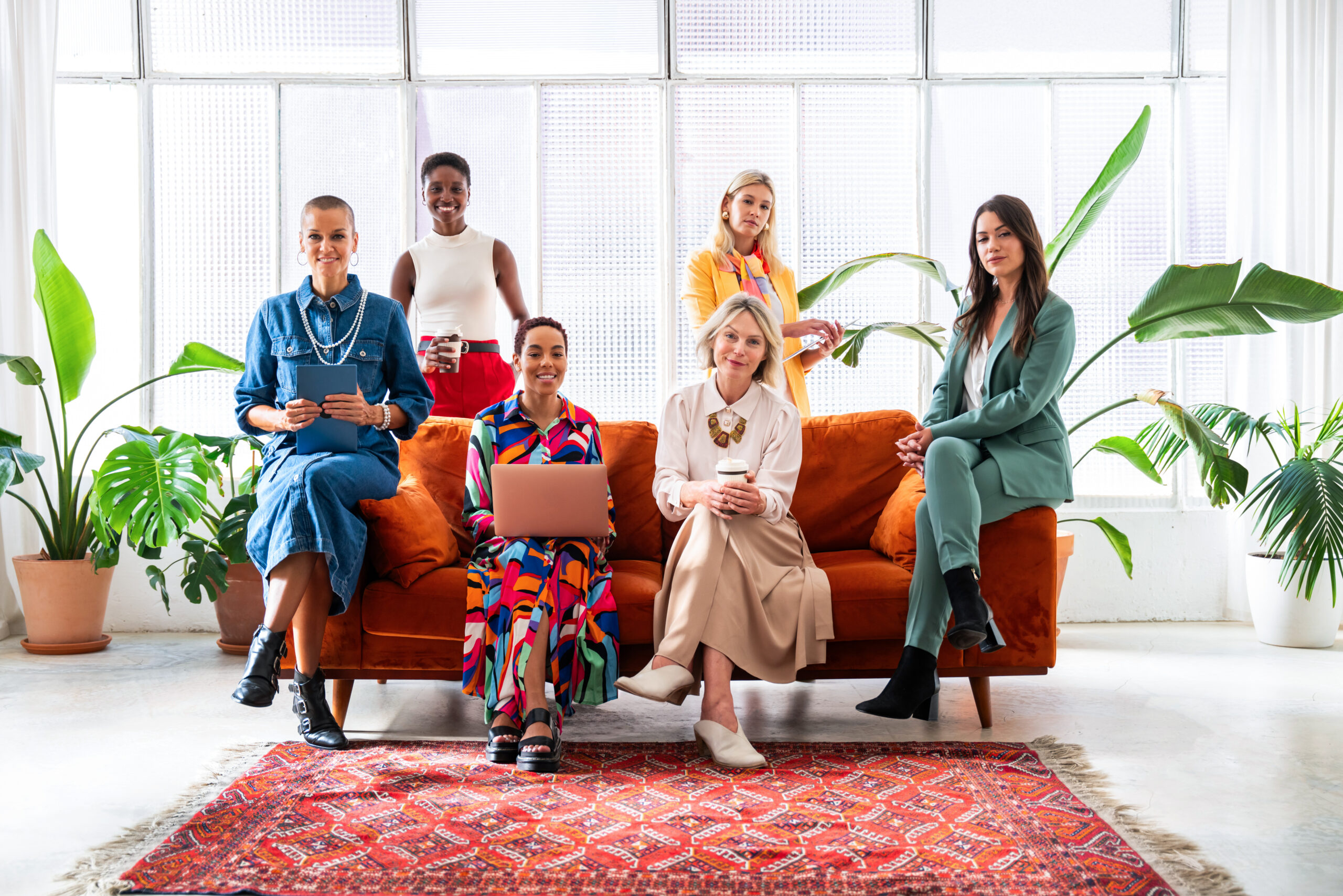 Groupe de belles femmes d'affaires confiantes se réunissant au bureau - Une équipe créative féminine multiethnique réfléchit au travail - Divers collègues travaillant ensemble en atelier dans un espace de travail collaboratif